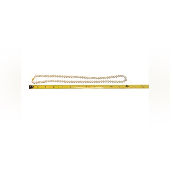 Womens Vintage Faux Pearl Necklace with a Gold tone barrel clasp Classy - Picture 3 of 4